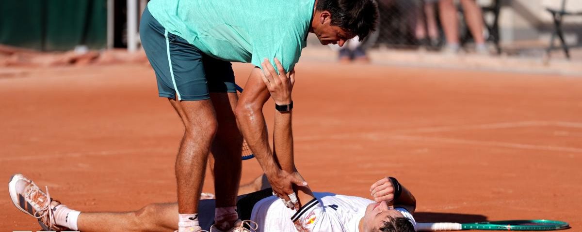 Mensik Collapses After Intense French Open Match: A Tactical Analysis
