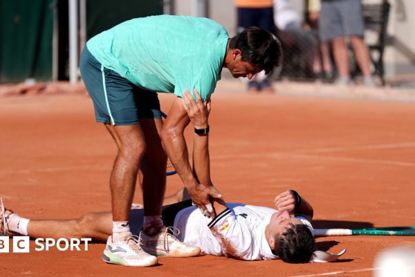 Mensik Collapses After Intense French Open Match: A Tactical Analysis